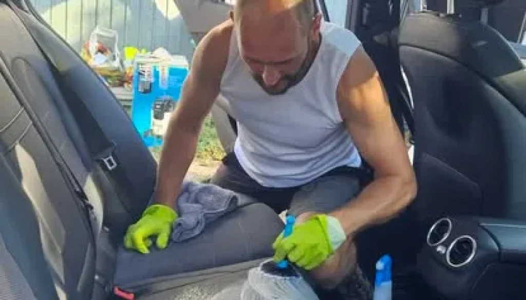 Curățare scaune tapițate în Oradea: de ce fiecare scaun dintr-un set necesită atenție